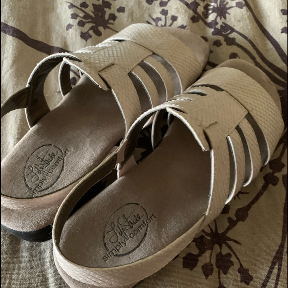 Lifestride newer wore twice.  Great condition